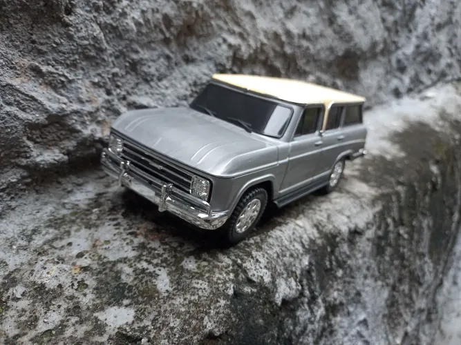 Miniatura de carrinho diverplas.