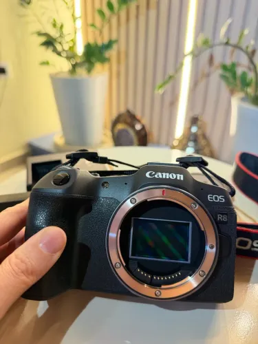 Câmera Canon R8