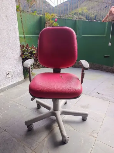 Cadeira de escritório giratória com braços e regulagem