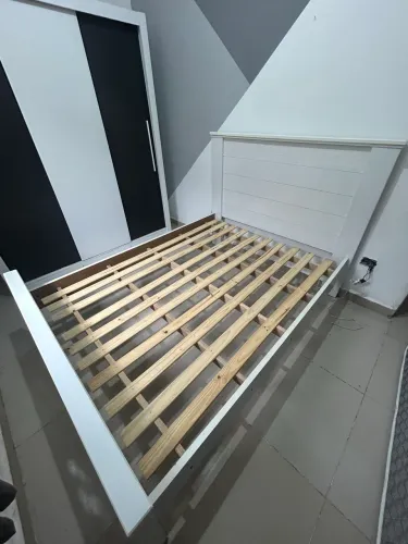 Cama de casal de madeira