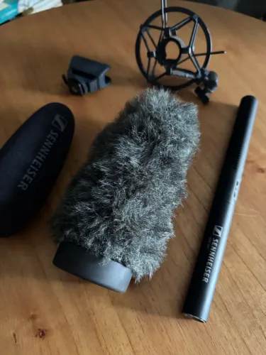 Microfone Sennheiser MKE 600 + boom + shock mount + suporte garfo