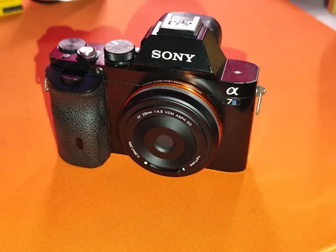 Câmera Sony Alpha A7S com lente Viltrox 28mm