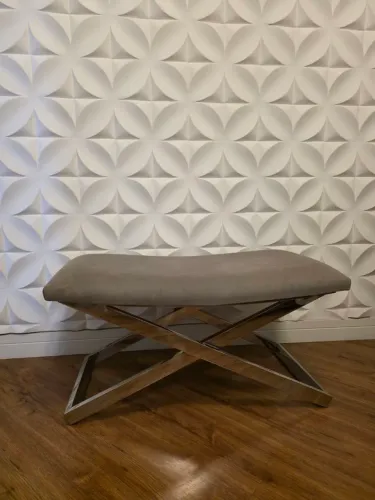 Banco Decorativo Estofado com Base em Inox Polido