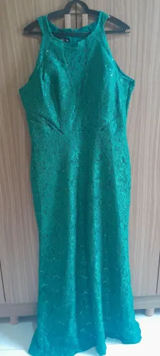 Vestidos e macacões de festa