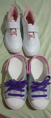 Dois sapatos infantis de menina Tam 31/32