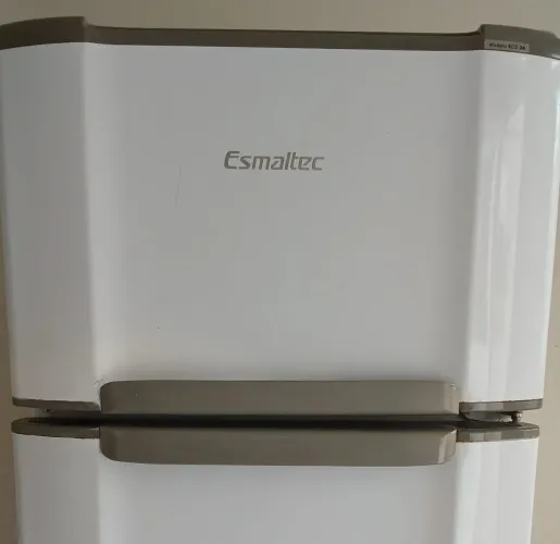 Geladeira Esmaltec bem conservada no estado de nova. Única Dona