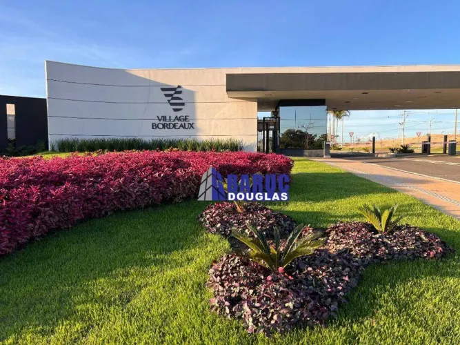 Vende-se ótimo terreno com 252,30m2, plano, na parte alta do condomínio, muito bem localiz