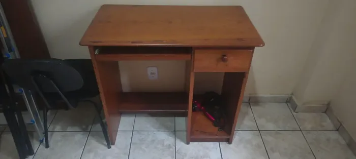 Rack para computador com cadeira de escritório