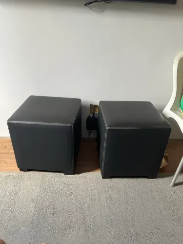 Pufe de couro preto quadrado Tok Stock