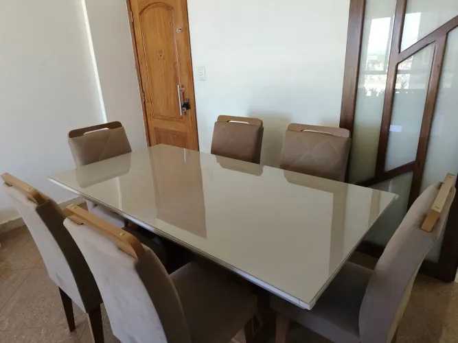 Mesa de jantar de 6 lugares com tampo de vidro, com 6 cadeiras
