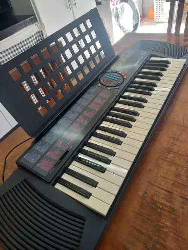 Teclado Yamaha 250 reais está com defeito no botão de ligar mais está funcionando