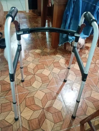 Andador para pessoas com pouca mobilidade 