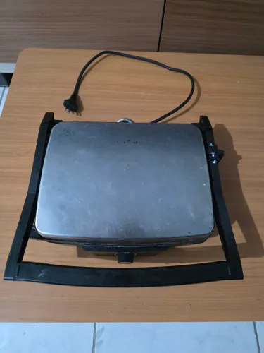 Sanduicheira/Grill Britânia Press BGR27I 2 em 1 Prata 850W 220v