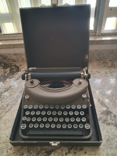 Máquina de Escrever Antiga (marca: Remington)