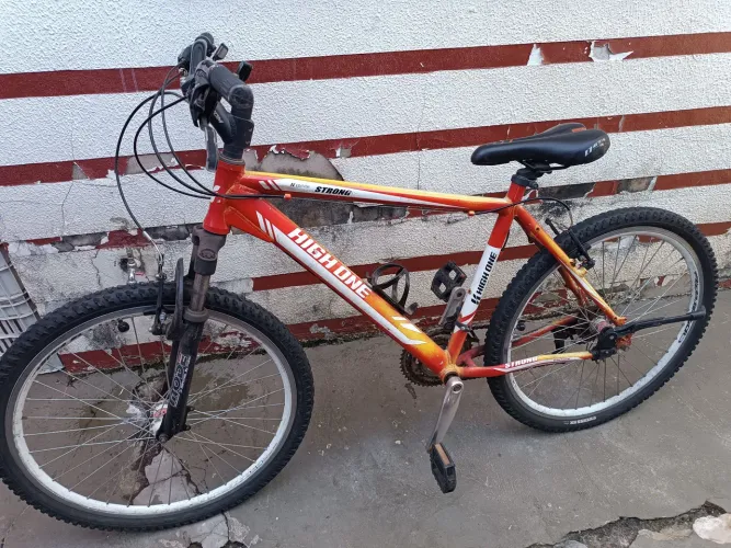 Bicicleta com marchas e amortecedores