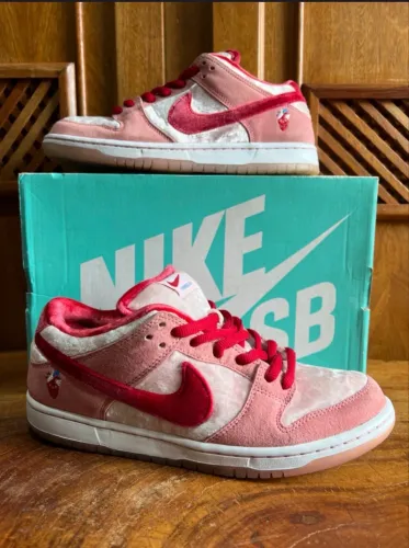 Tênis Nike SB Dunk Low Strangelove