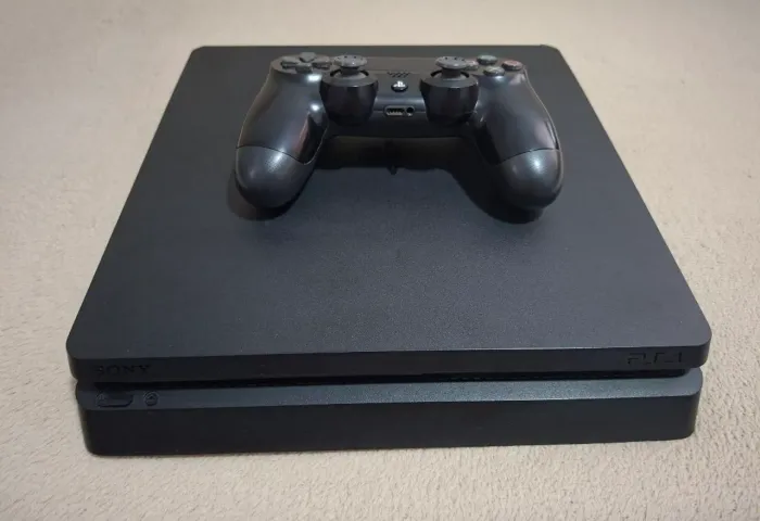 PS4 Slim, 500G, semi novo.