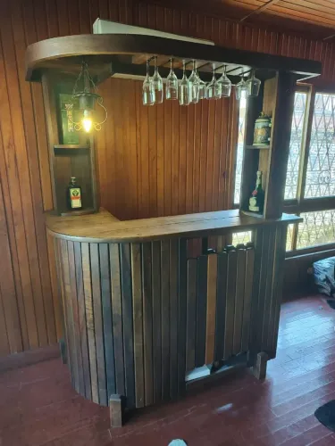 Bar de madeira antigo