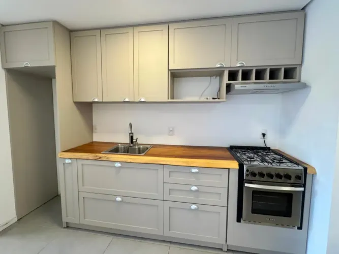 Apartamento Semimobiliado com 2 Dormitórios Sendo 1 Suíte na Av. Osvaldo Aranha
