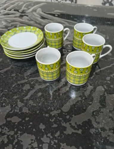 Conjunto de xícaras com pires 