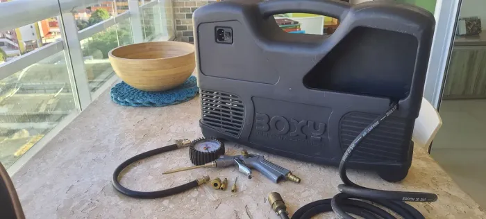 Compressor de Ar Portátil Mecafer Hobby Boxy Italiano 220V com Pistola e Bicos - R$250