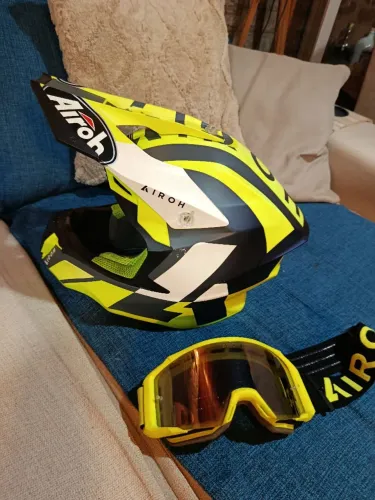 Capacete airoh com óculos