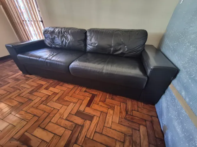 Sofá de couro preto.