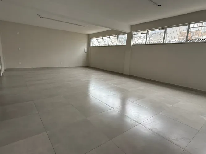 SALÃO COMERCIAL REFORMADO, COM 200M², PARA LOCAÇÃO NO CENTRO DE OLARIA, NOVA FRIBURGO - RJ