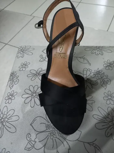 Linda sandália forrada com tecido macio e meio brilhos.