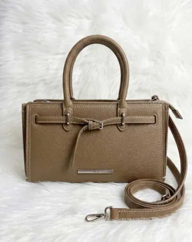 Bolsa Santa Lola, praticamente nova,na cor neutra,linda. Motivo viagem