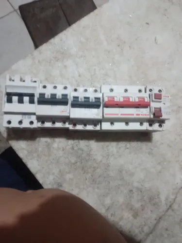 Disjuntores  trifásico 