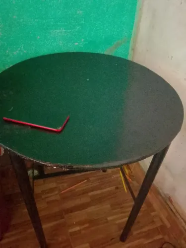 Mesa de ferro galvanizado.
