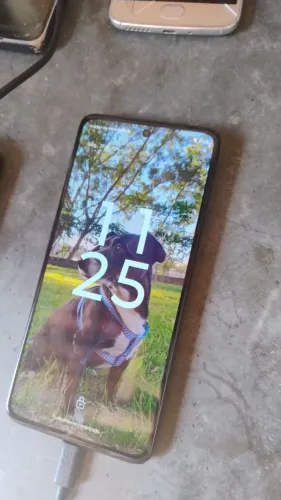 Celular MotoG 64 com tela quebrada