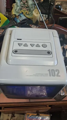 TV Semp Toshiba modelo 102, uma televisão portátil clássica com tela de 10 polegadas.