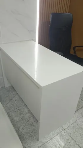 Mesa branca semi-nova perfeita para seu uso diário.