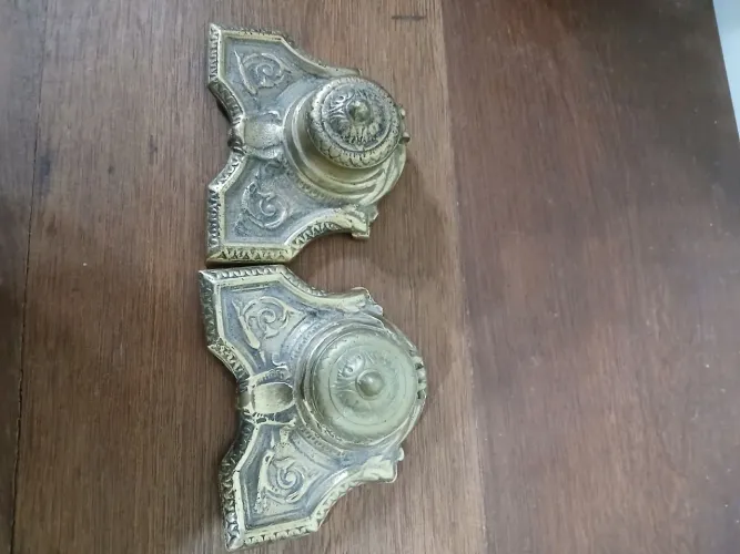 Vendo dois tinteiros de bronze de meados do século passado completos com seus recepientes