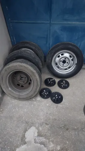Rodas Aro 13 de Corsa com pneus 