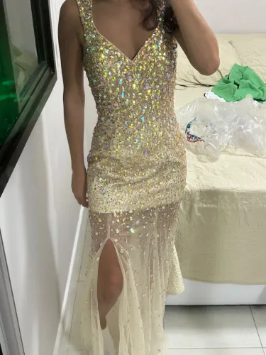 Vendo vestido com pedrarias