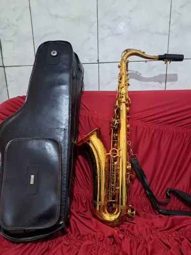 Sax tenor Arena com estojo