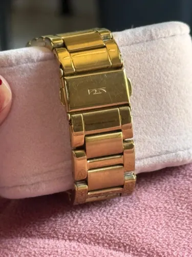 Relógio Technos dourado com mostrador de brilho