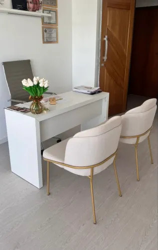Cadeira Poltrona linho e pés metal dourado 