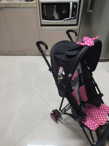 vendo carrinho para bebê que senta  muito lindo está novo só 140reais
