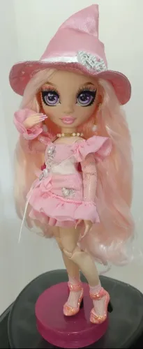 Boneca Rainbow High Bella. Leia descrição 
