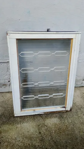 Vendo basculante de ferro com vidro sem avarias 0,80× 0,40