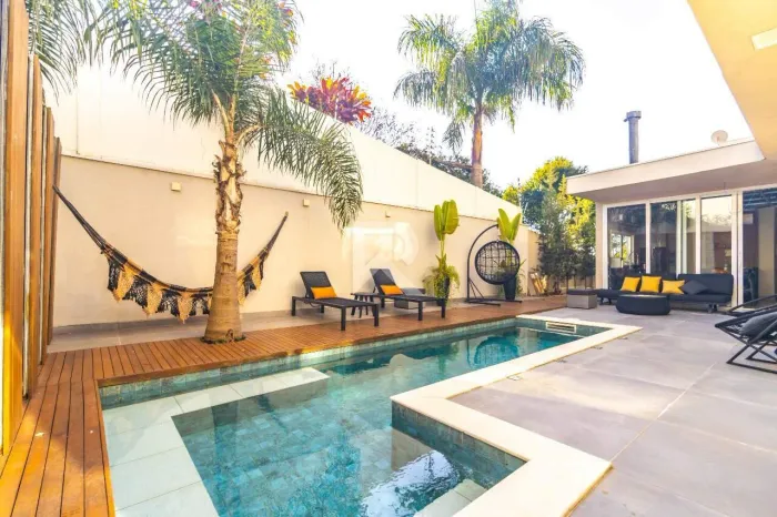 Casa Alto Padrão, Mobiliada em Cond. Clube com Piscina, 4 suítes, 3 vagas e 400m2 para alu