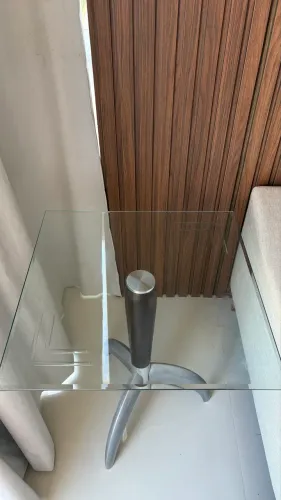 MESA LATERAL DE VIDRO TEMPERADO - DESIGN MODERNO E ELEGANTE