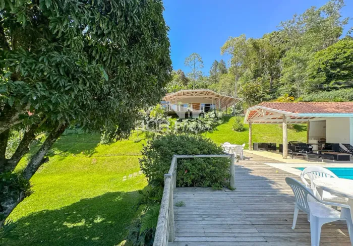Excelente casa linear, 6 quartos, condomínio nobre, fácil acesso