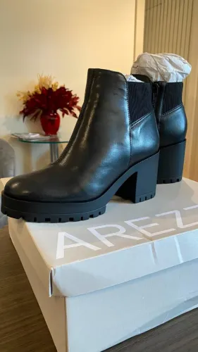 Bota preta tratorada Arezzo