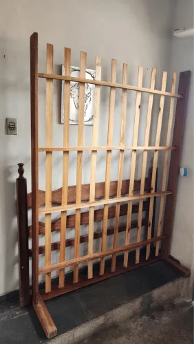 Cama casal de madeira