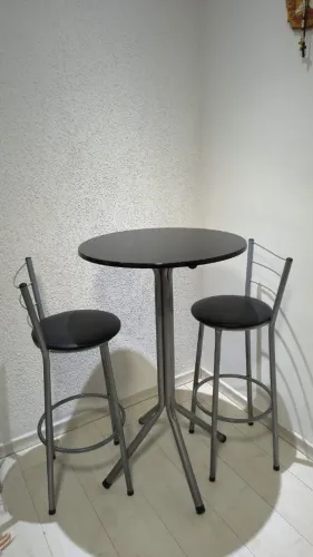 Conjunto mesa bistrô alta com duas banquetas